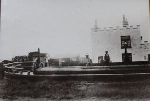 1 Paddington Lock boat infront of Lock House before 50 (1024 x 768)