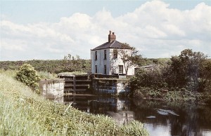 35 Lock Cottage before 26 6 1963 (WATERWAY IMAGES) 50 (706 x 456)