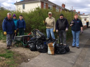 New Cut Canal litter pick 16.04.16 10 rubbish with Charlie in wb