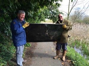 New Cut Canal litter pick 16.04.16 13 Kev and Terry with TV 50(1632 x 1224)