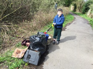 New Cut Canal litter pick 16.04.16 8 Charlie Wortley one of our Beavers 50(1632 x 1224)