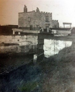 mk-paddington-lock-showing-old-lock-gates-001-50-417-x-512